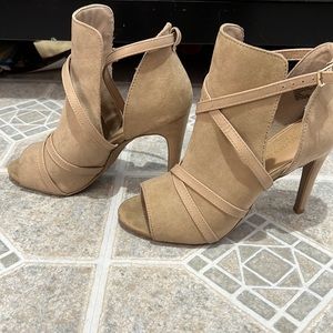 Christian Siriano beige peep toe booties